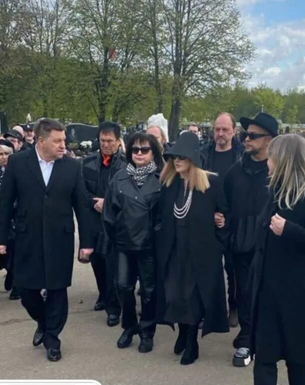 дети аллы пугачевой и максима галкина 2022. пугачева жива или нет новости 1 канал. пугачева жива или нет новости 1. примадонна алла пугачёва похороны. пугачева на похоронах кальянова.