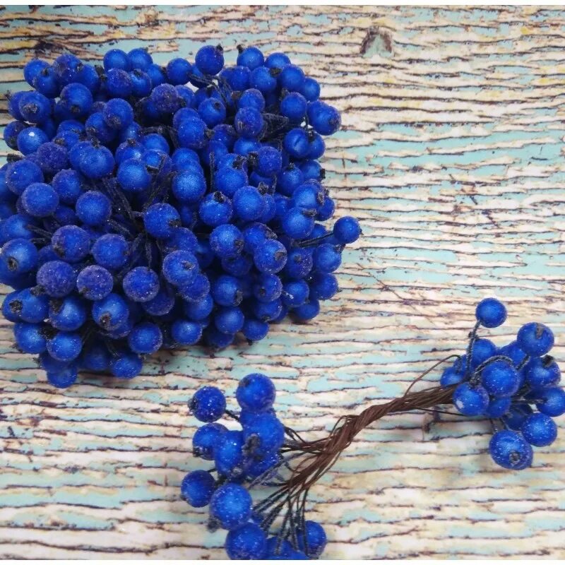 Синий тут. Синие ягоды. Ягоды темно синего цвета. Синяя ягода крупная. Ягода синяя круглая.