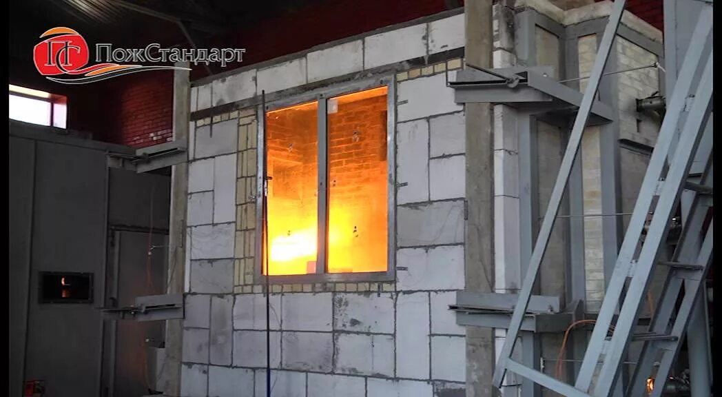 Пожарные окна в здании. Противопожарные стеклопакеты. испытания окна на пожаростойкость\. противопожарные преграды. испытание противопожарных дверей на огнестойкость.