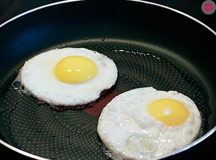 Яйцо обжаренное с двух. Сковорода с яичницей. Сковородка для яичницы. Яичница глазунья. Жареные яйца.