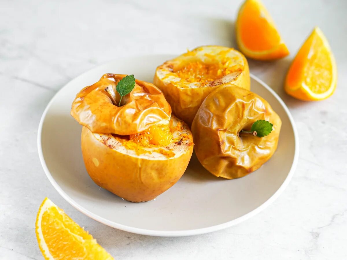Запеченные яблоки. Запеченный апельсин. Запечённые яблоки в духовке с мёдом. Печёные яблоки апельсин.