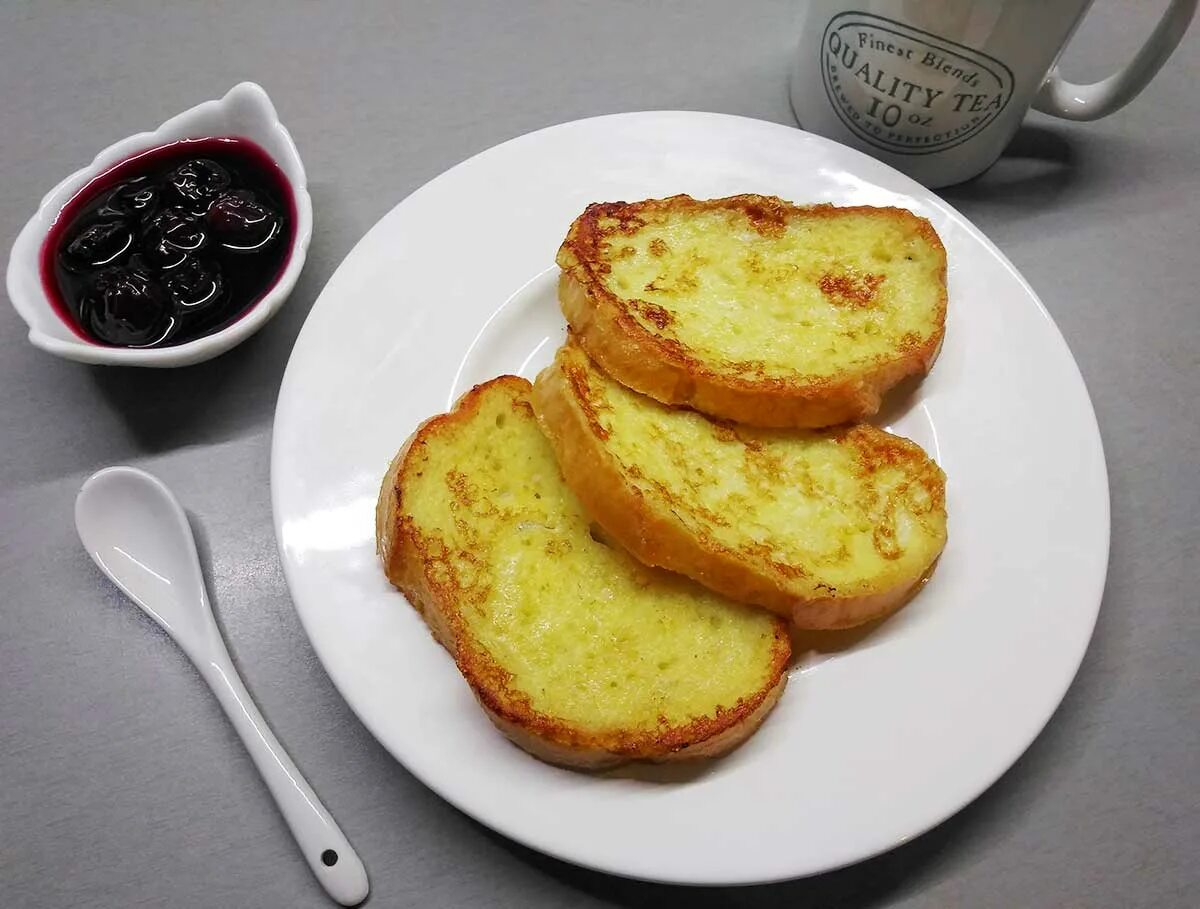 Гренки сколько яиц. Гренки с яйцом и молоком. Гренки с яйцом на сковороде. Гренки из белого хлеба с яйцом. Гренки из белого хлеба с яйцом и молоком.