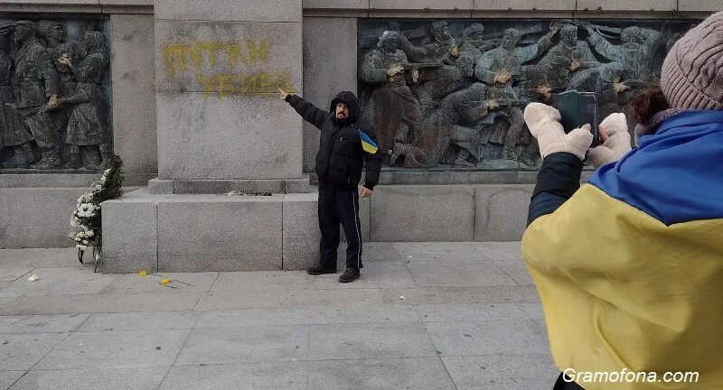 Стена плача иерусалим иудаизм. Украинец молится. Украинцы разрисовали памятник. Путин бог украинцев. Путин бог.