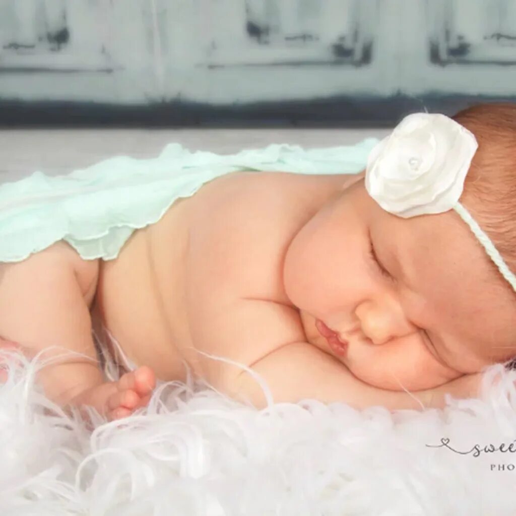 Времени девочка родилась. Девятимесячная девочка фото. Плакат на выписку девочки. Времени девочка родилась. Домашние роды фотосессия.