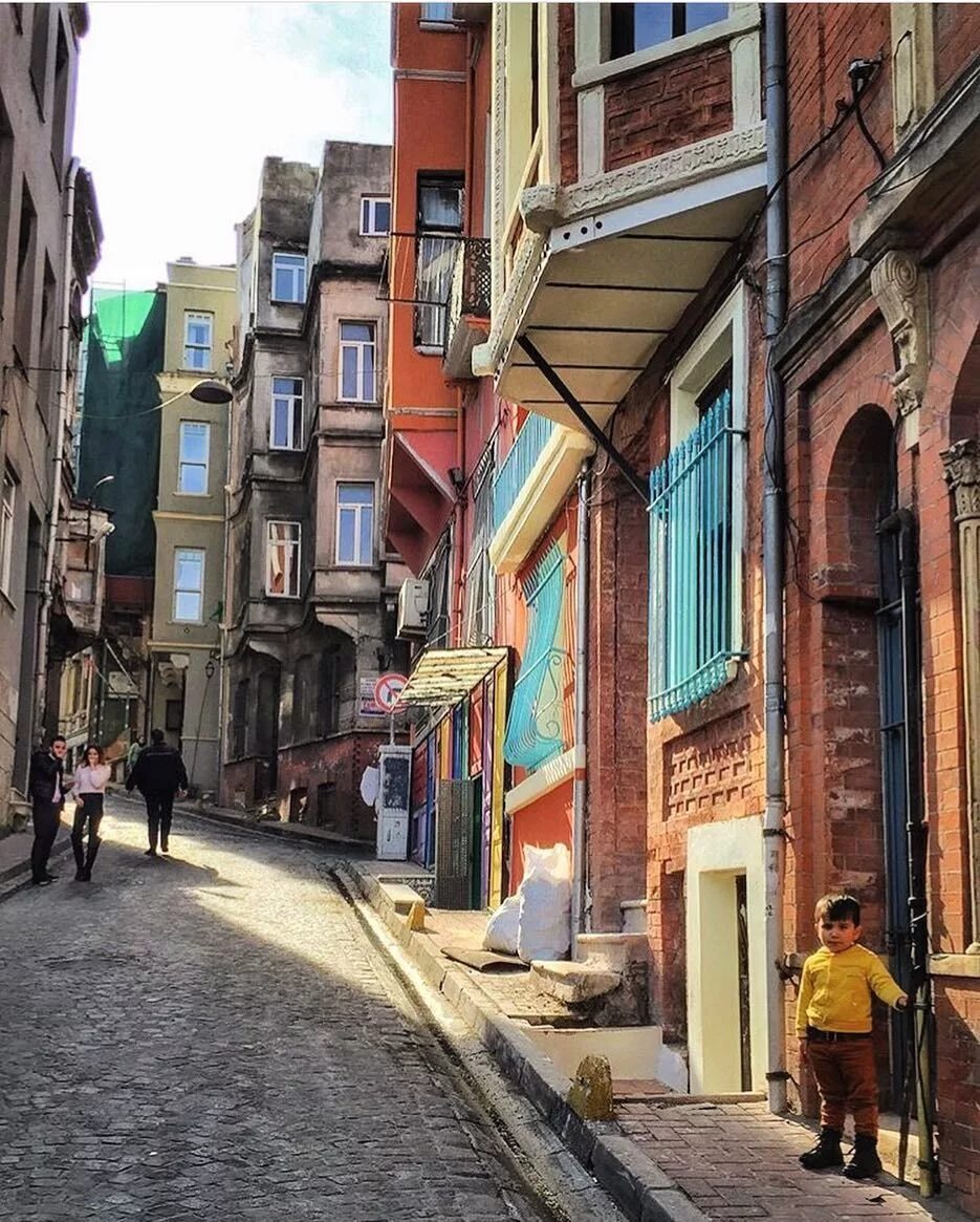 Стамбул старый город султанахмет. Старый Балат Стамбул. Balat Стамбул улица. Стамбул улочки Балат. Старые улочки Стамбула Истикляль.