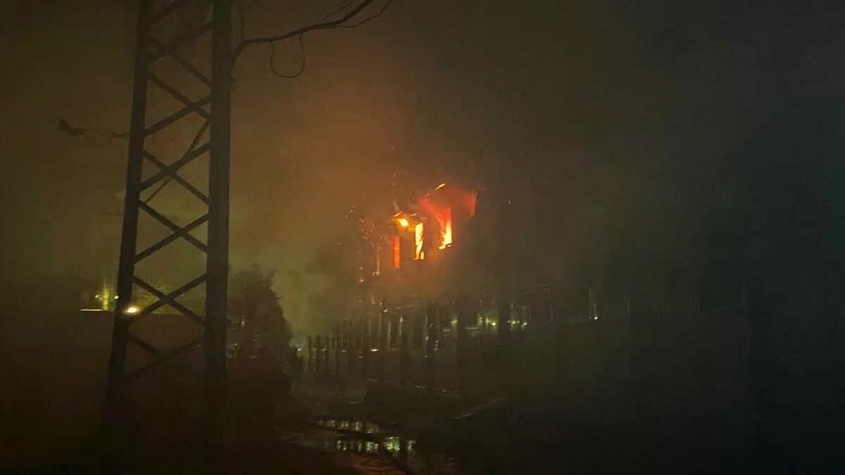 Пожар на 1 заводе. Пожар ярославский судостроительный завод. черный пожар. пожар на ярославском заводе. пожар деревня черное.