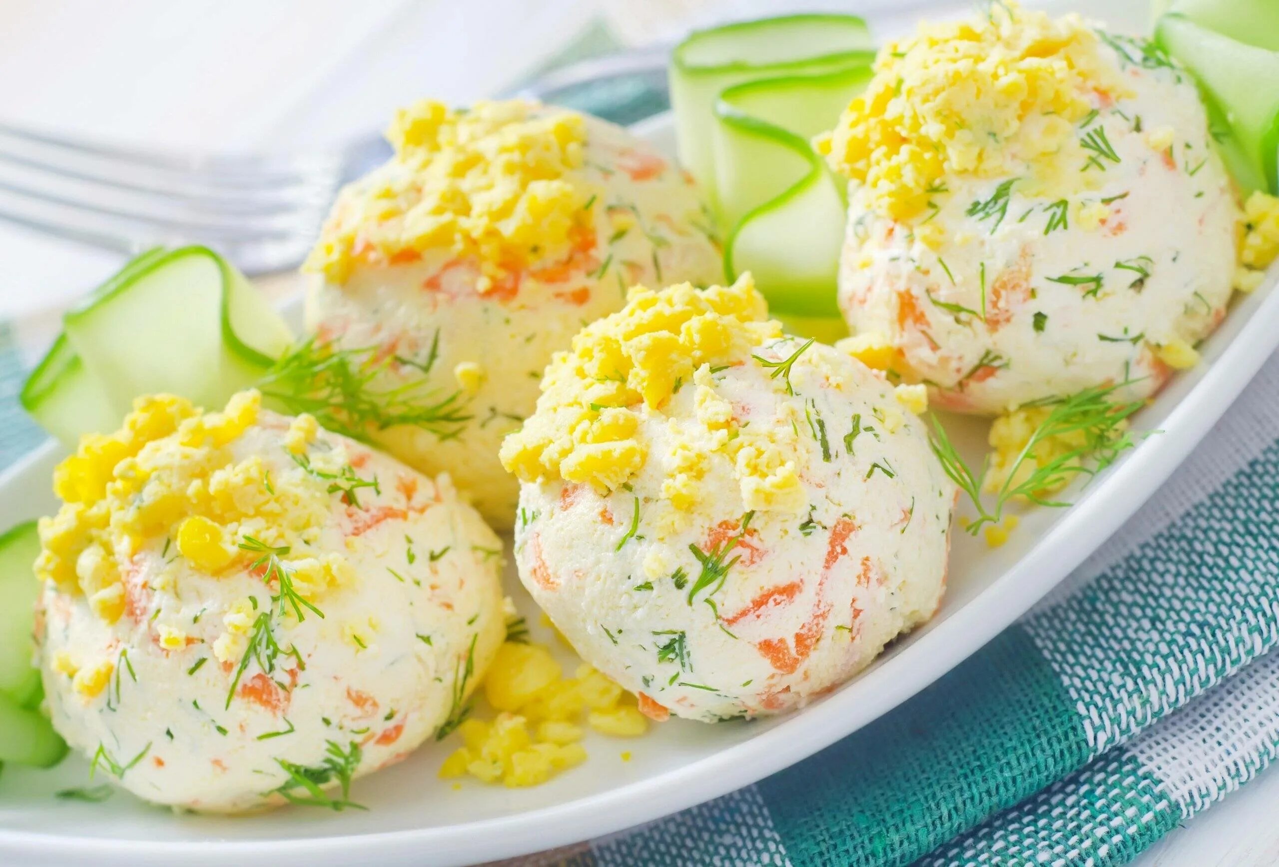 Сыр с чесноком и яйцом рецепт. Закусочные шарики из крабовых палочек. шарики с крабовыми палочками и сыром. шарики из крабовых палочек с сыром. закуска с крабовыми палочками и сыром.