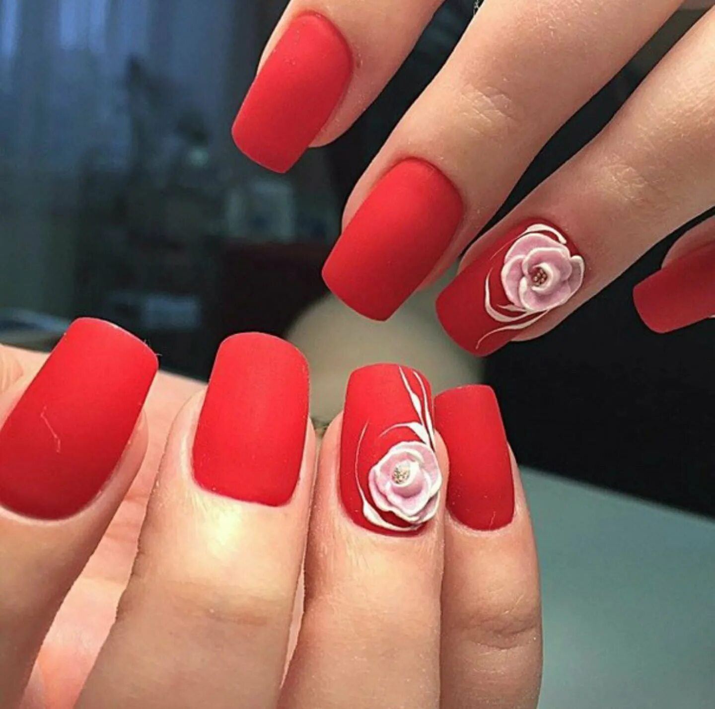 Дизайн ногтей розы. Красные ногти. Идеи красного маникюра. Красные ногти маникюр. Розы на ногтях.