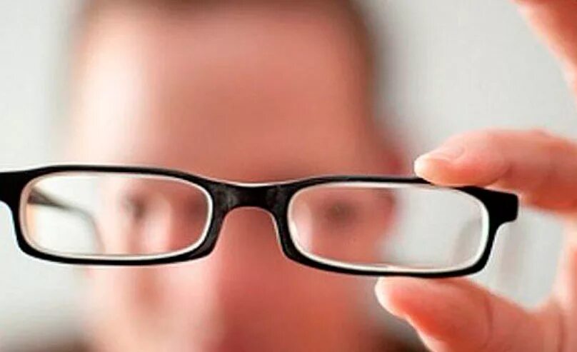 Человека с нарушением зрения называют. Очки для инвалидов по зрению. Линзы для контроля миопии. Прогрессирующая миопия. Прогрессирует близорукость.