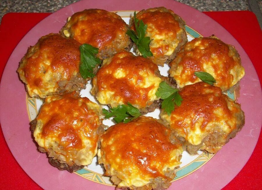Стожки под шубой в духовке. Стожки из фарша с помидорами и сыром. Стожок из фарша и картофеля. Котлета стожок. Стожки из фарша в духовке с картошкой и сыром.