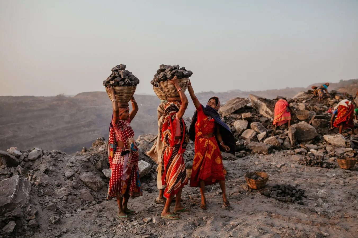 Добыча железной руды в индии. Добыча бокситов на ямайке. Горнодобывающая промышленность индии. Железорудные бассейны индии. Марганцевые рудники.