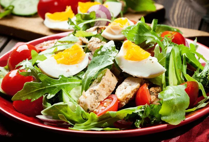 Салат с овощами и яйцом. Салат с курицей и перепелиными яйцами. Салат с курицей и помидорами. Салат с перепелиными яйцами и помидорами. Овощной салат с яйцом.