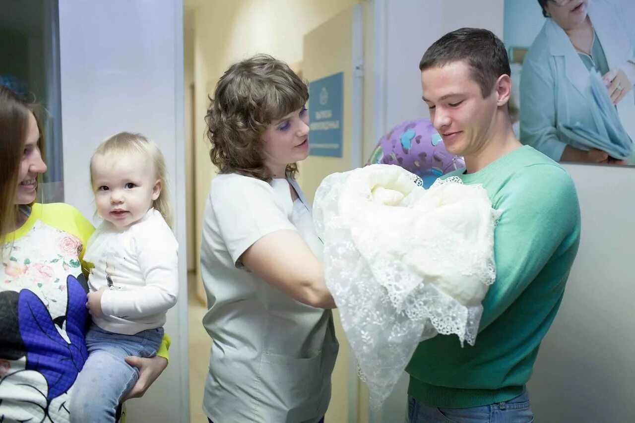 выписка из роддома. выписка ребенка из роддома. материнский капитал дети. вручение ребенка в роддоме. выписка из роддома.