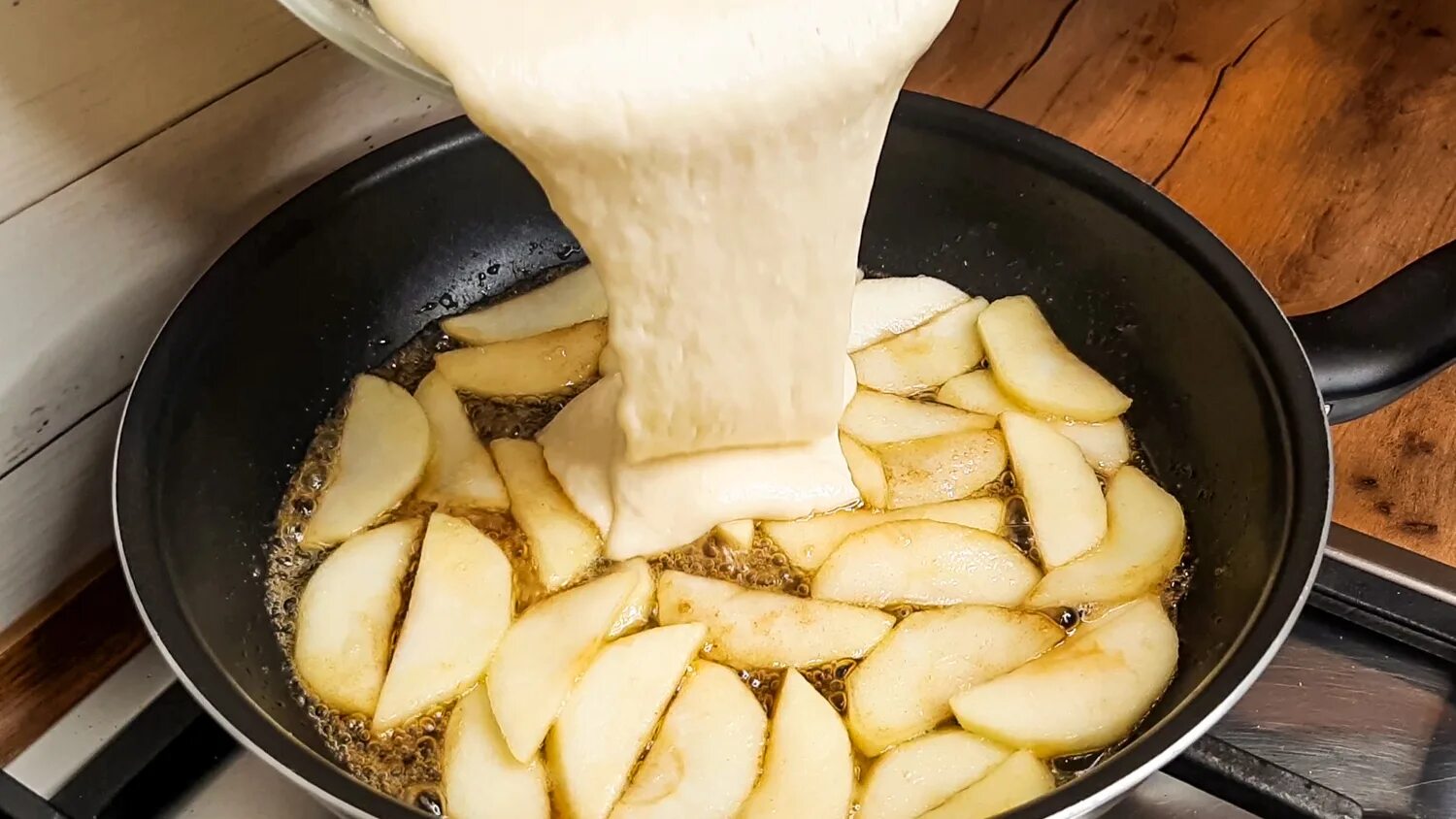 Поджаренные яблоки. Карамелизированные яблоки дольками. Жареные яблоки на сковороде. Дольки яблок на сковороде. Жареные яблоки на сковороде.