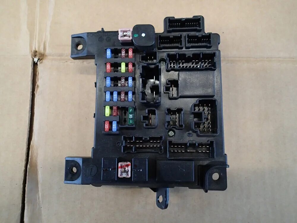 Mitsubishi outlander 2003 блок предохранителей. Блок предохранителей митсубиси л200. Блок предохранителей митсубиси кольт. Блок предохранителей mitsubishi outlander 3. Предохранители mitsubishi outlander 2.