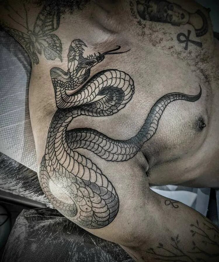 Змей за спиной. Тату змеи. Тату змея на плече. Татуировка змеи на руке. Тату змеи мужские.