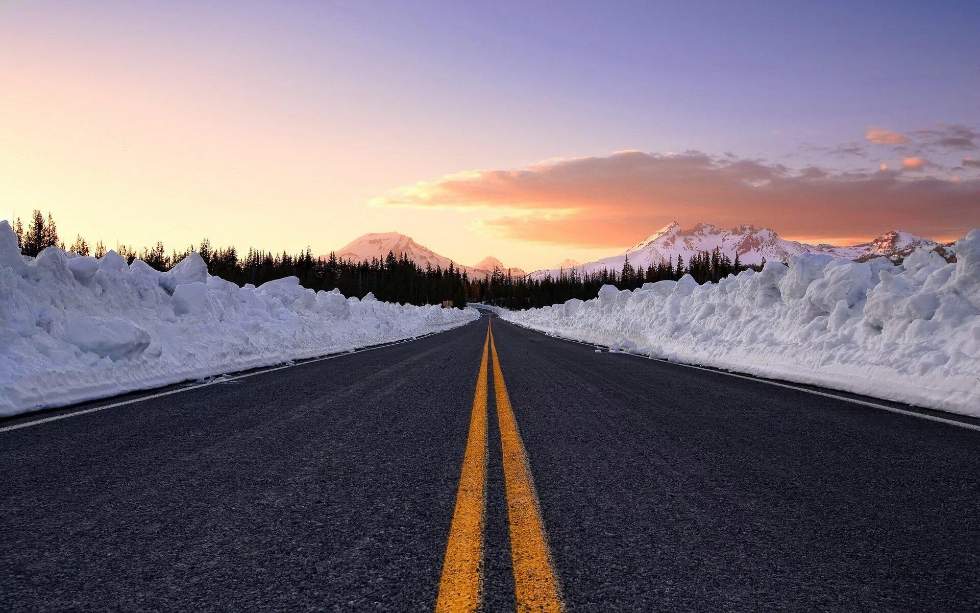 На дороге снег лежит. Снежная дорога. Зимняя дорога. Красивые дороги. Заснеженная дорога.
