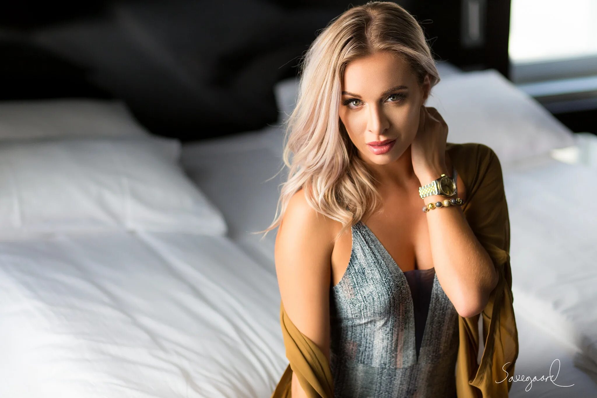 девушка с телефоном. миловидная девушка. девушка вебкам модель. красивые блондинки. красивое лицо и грудь.