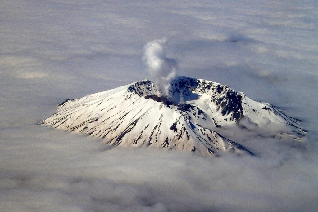 Вулканы в америке название. Вулкан сент-Хеленс. Извержение горы сент-Хеленс. Сент-Хеленс вулкан извержение 1980. Гора сент-Хеленс США.
