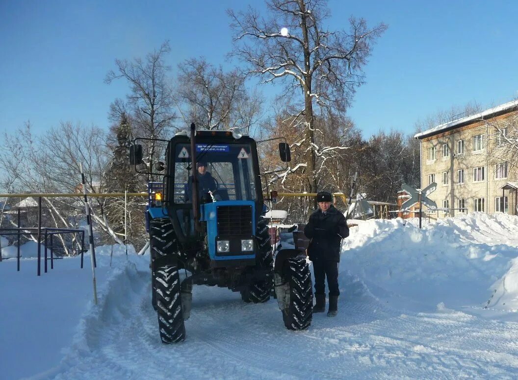 Трактор зимой. Тракторист зимой. Трактористы Нижний Новгород трактор. Трактор на биогазе.