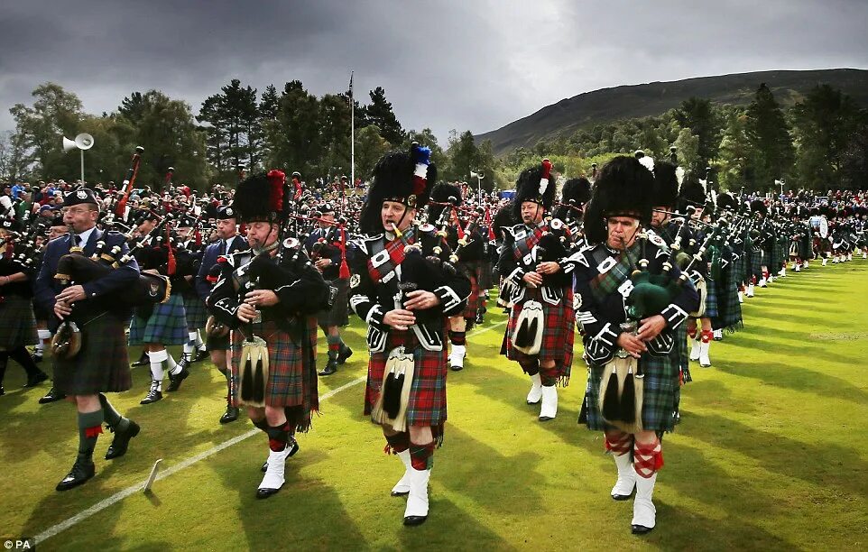 People live in scotland. Хайленд Шотландия. Фестиваль хайленд Газеринг в Шотландии. Игры Горцев в Шотландии. Highland Шотландия Шотландия.