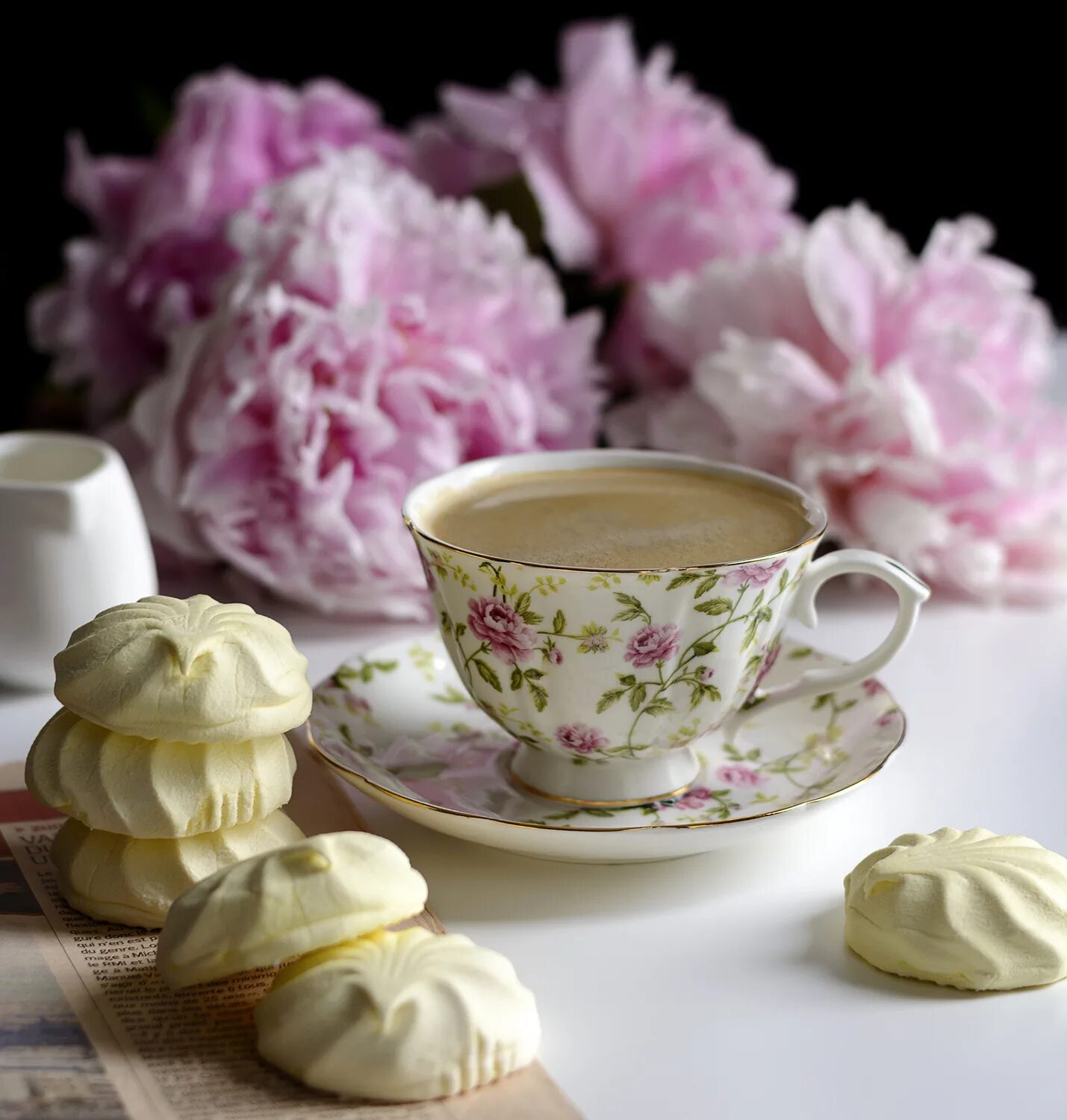 чаепитие с зефиром. чай цветок. кофе с зефиром. цветы в кружке. чай с цветами фото.