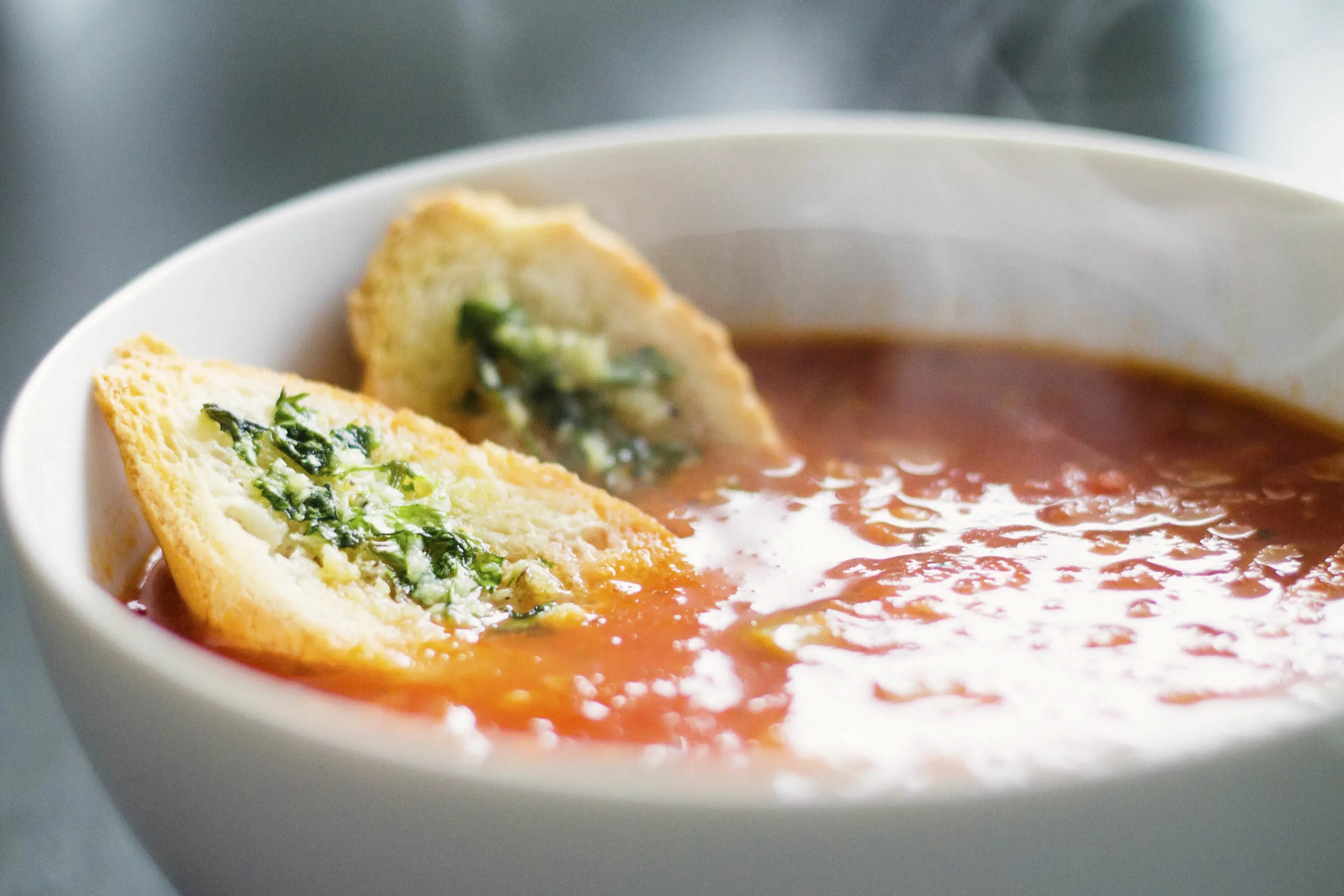 Замораживают ли супы. Бульон в багете. Ингредиенты для супа. Томатный суп с маслом базилика. Fresh Tomato Soup.