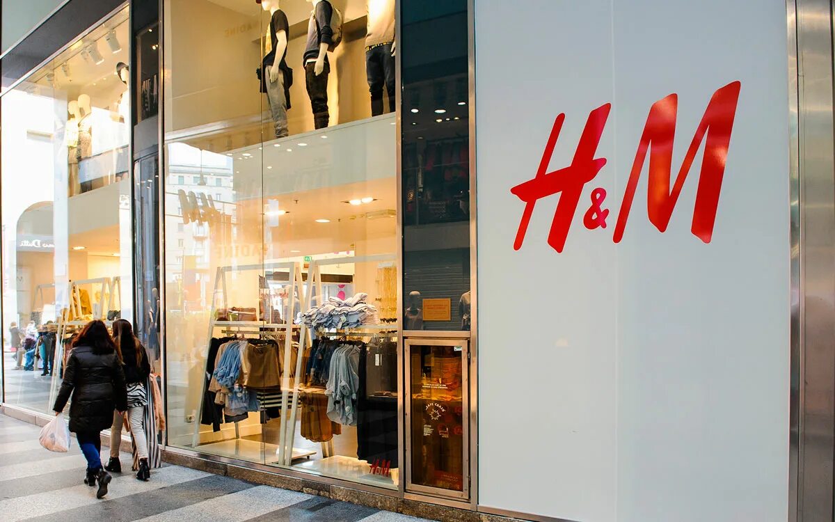 Бренд h m. Торговая сеть h&m. HM одежда. Магазин эйч энд эм. Hm в минске