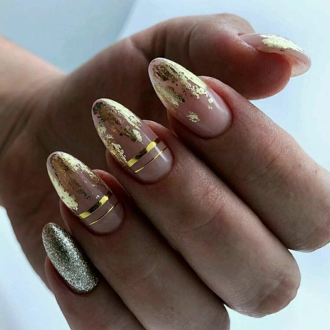 дизайн ногтей миндаль с фольгой. миндальные ногти с фольгой. дизайн ногтей миндаль с фольгой. маникюр нюд с золотом миндаль.