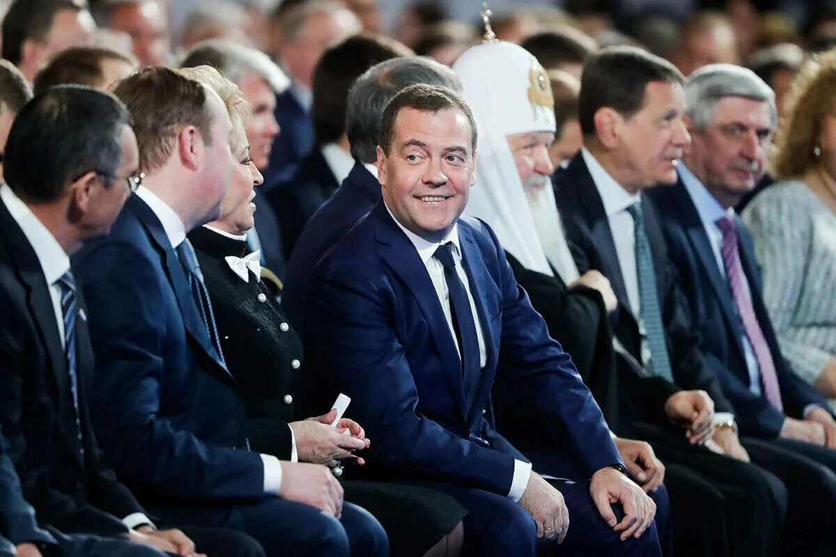 Отставке российского правительства. Медведев и Патрушев.