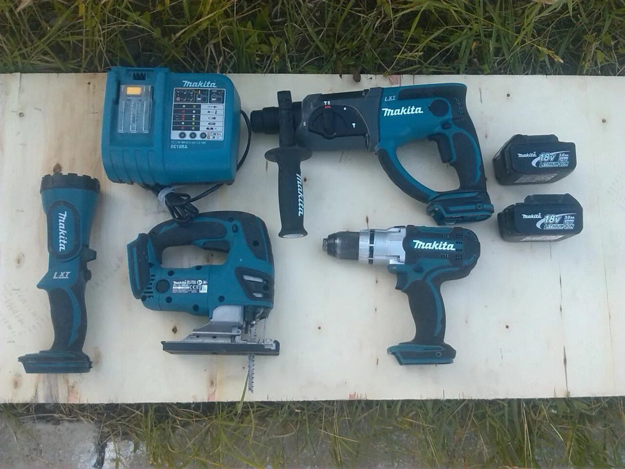 Набор перфоратор болгарка. Шуруповерт Makita dc7100. Аккумуляторный набор 3/1 перфоратор,УШМ,шуруповерт Макита. Набор Makita болгарка шуруповерт перфоратор. Набор Makita 3 в 1 перфоратор болгарка шуруповерт.