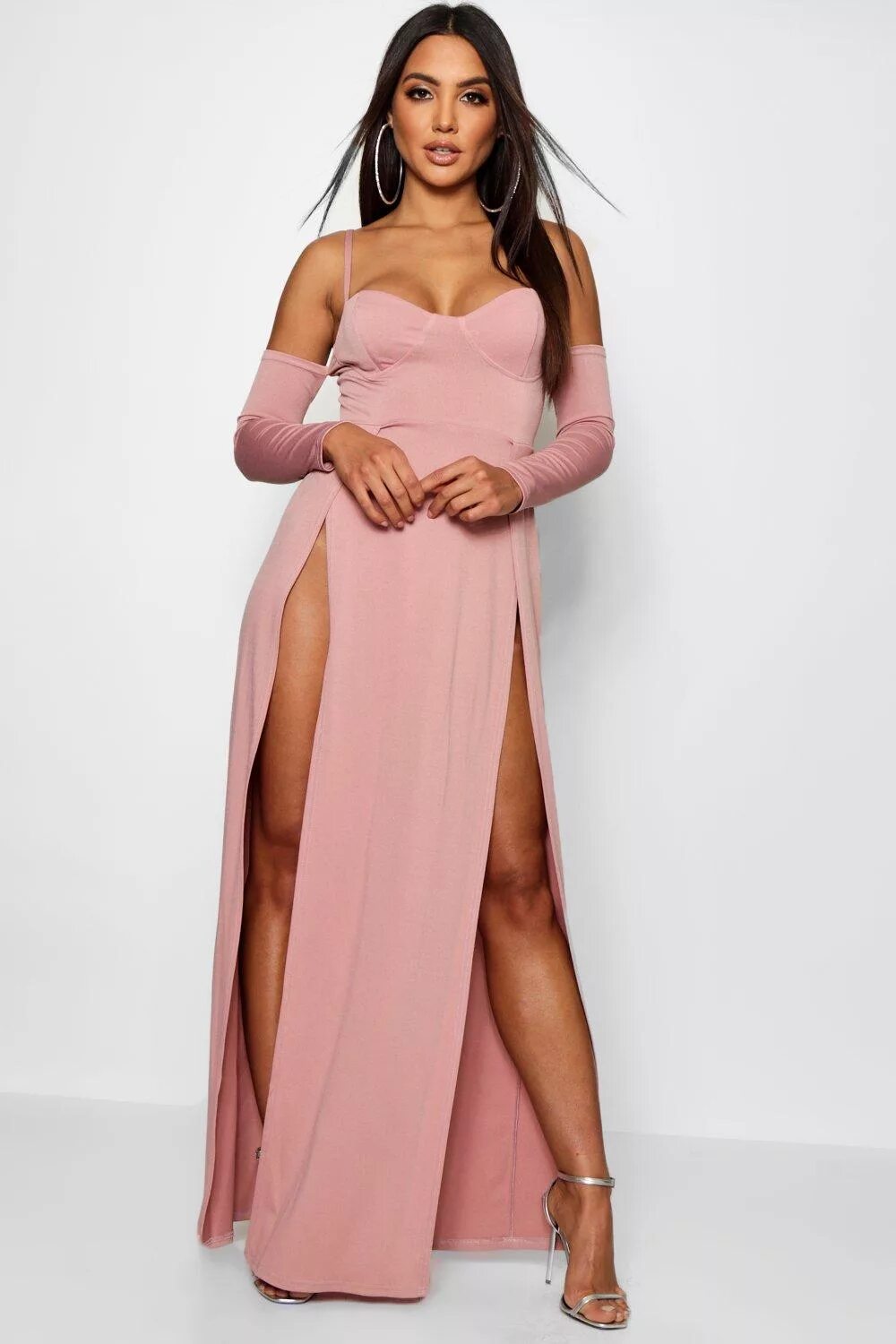 Satin Split Maxi Dress спиной. Платье boohoo. Платье с вырезом на ноге. Платье с разрезом. Платье с вырезом на бедре