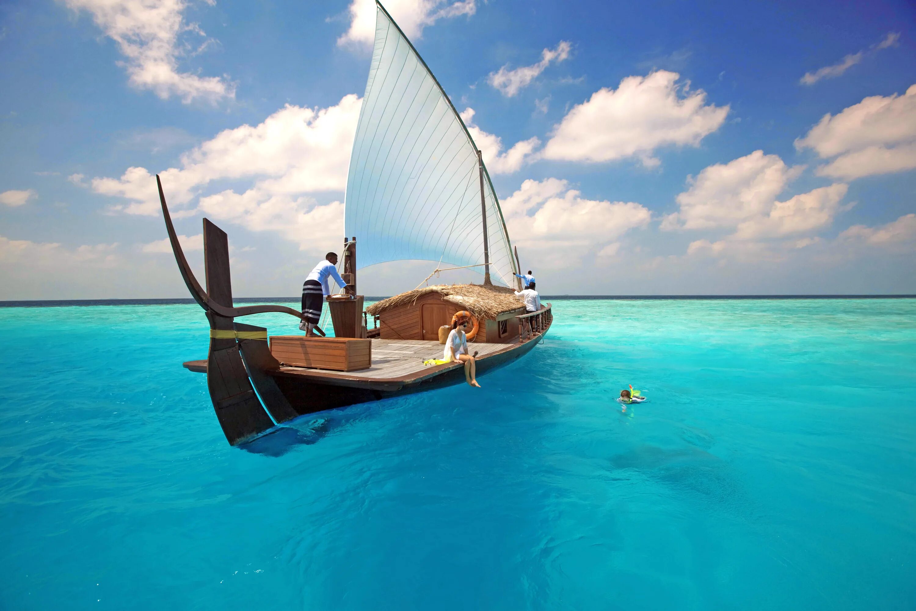 Лодка sea. Лодка Дхони Мальдивы. Лодка в океане. Прозрачная вода в океане. Лодка с парусом в океане.