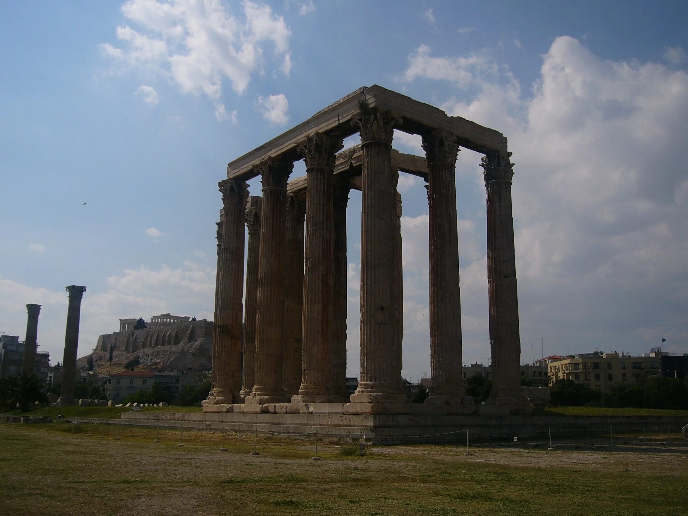 храм зевса олимпийского является свидетельством величия. храм зевса олимпийского является свидетельством величия. храм зевса олимпийского является свидетельством величия. олимпейон храм зевса в афинах. город олимпия фото.