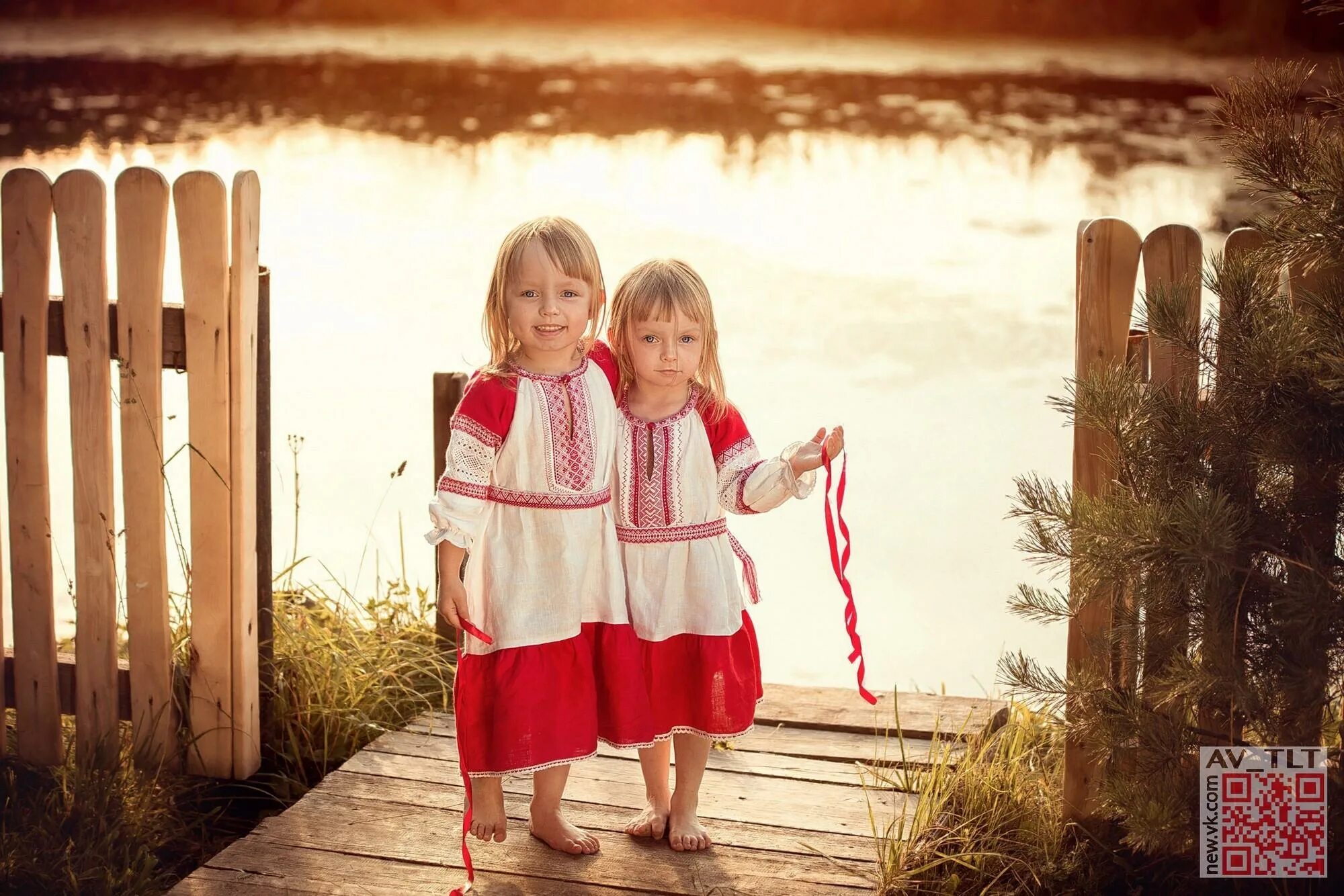 Russian дети. ребёнок в русском народном костме. девочка в платочке. маленькая девочка в платке. национальный костюм россии.