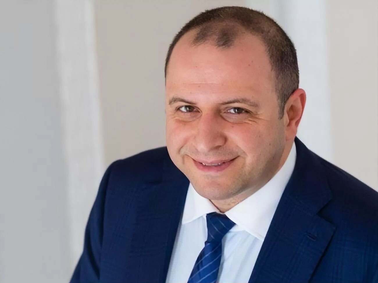Рустем умеров биография национальность. Рустем умеров депутат. рустем депутат акрополис. нардепа рустема умерова. нардеп рустем умеров биография.