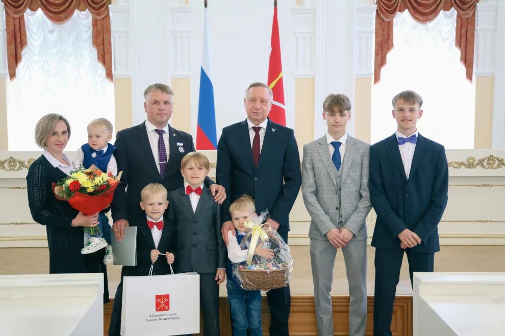 Многодетная семья старостины рязанская область. День семьи в спб 2024. Беглов губернатор санкт-петербурга. День семьи в спб 2024. Вручение наград в смольном.