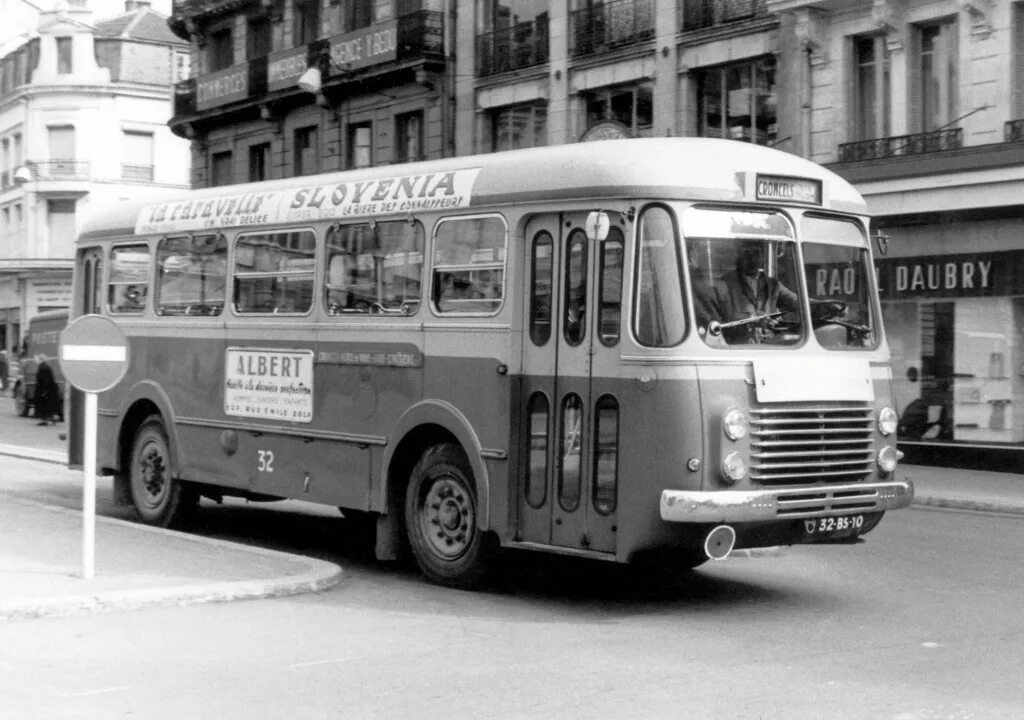 Первый автобус 12. Renault Bus 1925. Renault автобусы 1950. Автобус Renault r312. Renault 1927 автобус.