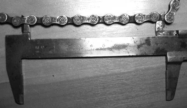 Как измерить износ протектора шины. Как измерить износ автомобильных шин. Как измерить износ. Износ цепи штанген. Измерение растяжения цепи велосипеда штангенциркулем.