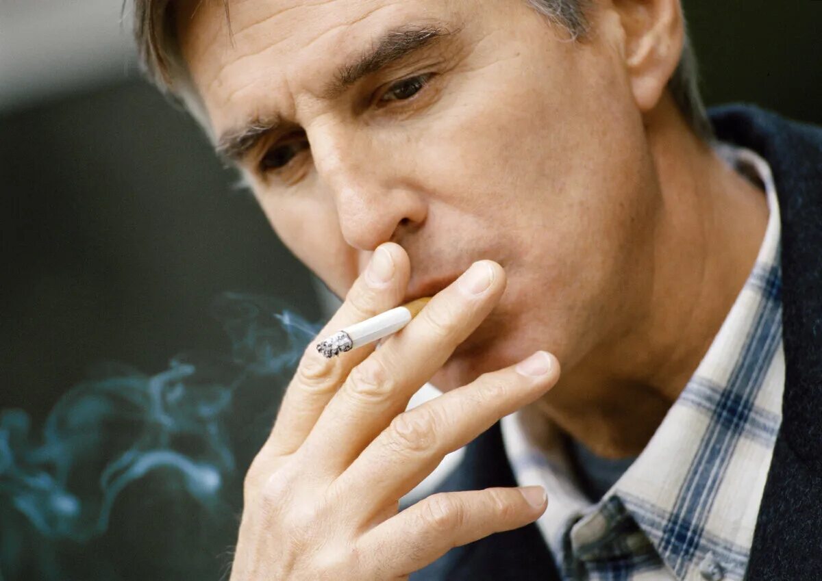 Начала курить муж. Задумчиво курит. Курящие мужчины. Мужчина курильщик. Мужчина с сигаретой.