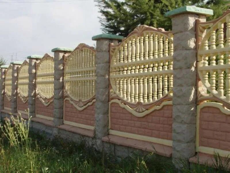Бетонный забор Юзуфово. Декоративный бетонный забор. Бетонный забор секционный. Красивый бетонный забор.