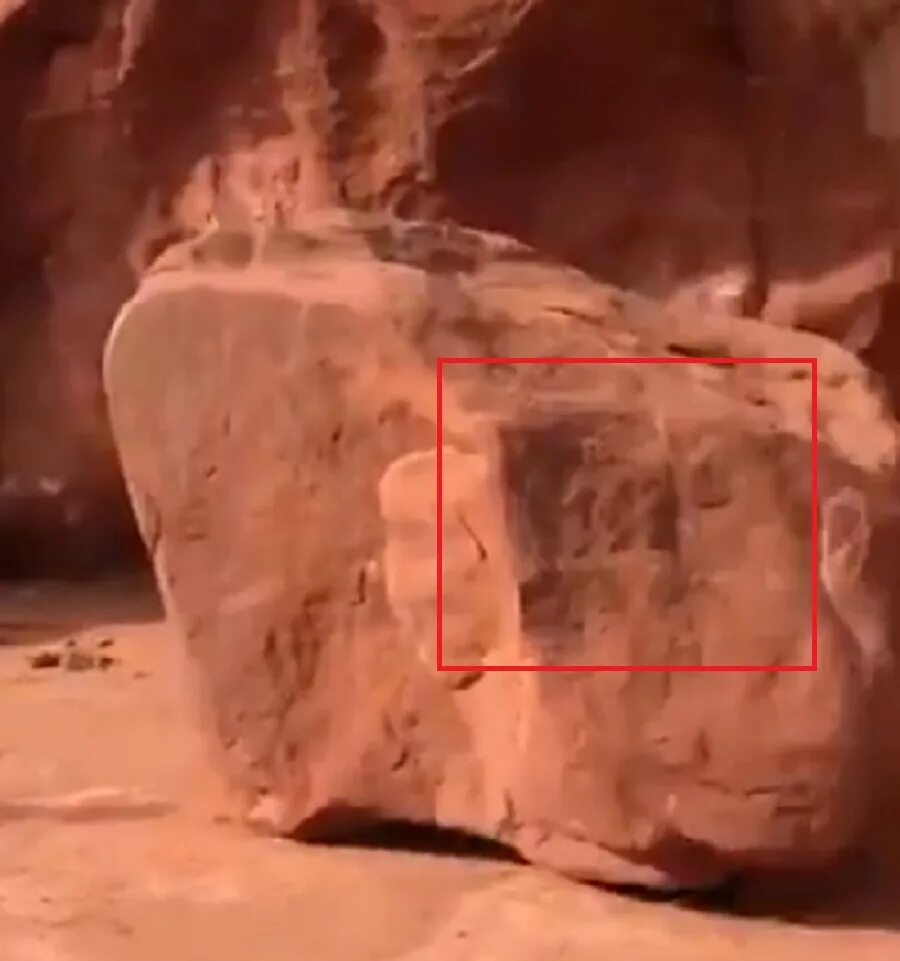 Пустыня юта металлический монолит. Металлический монолит в штате юта. Металлический столб в штате юта. Каменный монолит меняющий цвет в течение дня. Монолит камень в реальности.