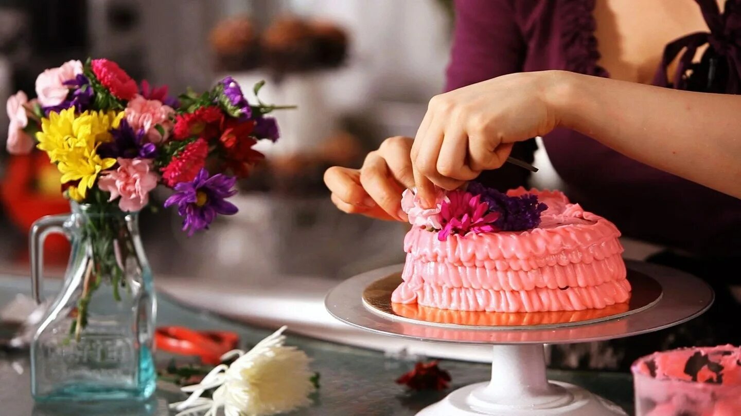 Кондитер украшает торты. Торт цветы. Тортик и цветы. Красивые цветы и торт. Мастер-класс по изготовлению тортов.