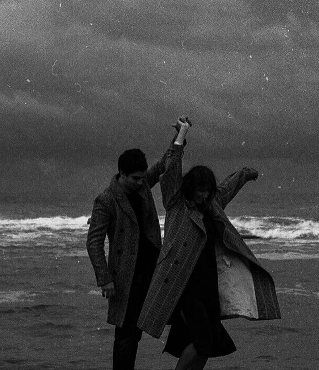 Парень волк и девушка. Странные отношения. Креативные зонты для фотосессии. Любящая женщина. Очень странные отношения.