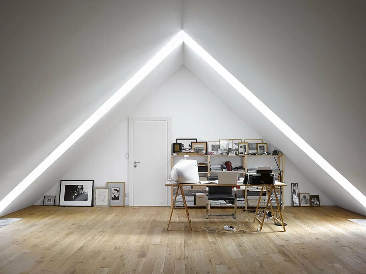 Лофт чердак двухскатная крыша. Мансардная односкатная. Освещение мансардного потолка. Отделка мансарды. Освещение мансарды.