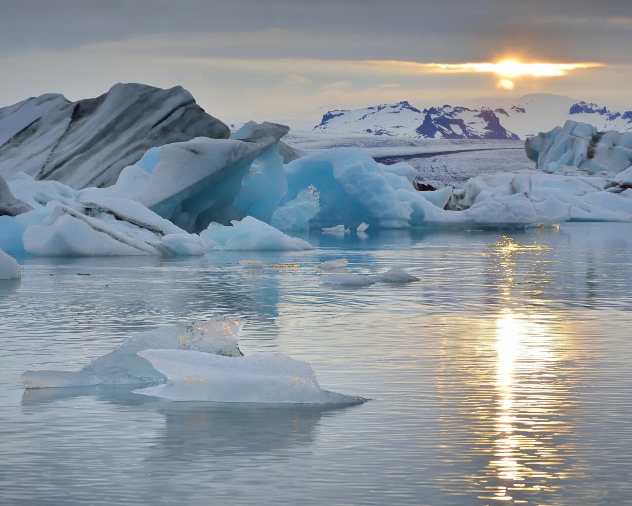 Арктические пустыни. Северный полюс. Льдины. Снег на море.