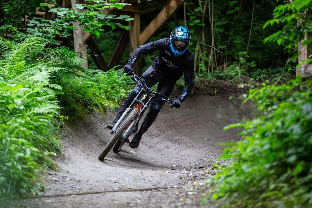 Красная поляна байк. Байк парк красная Поляна. Байкпарк красная Пояна. Downhill Bike красная Поляна. Красная Поляна Сочи байк парк.