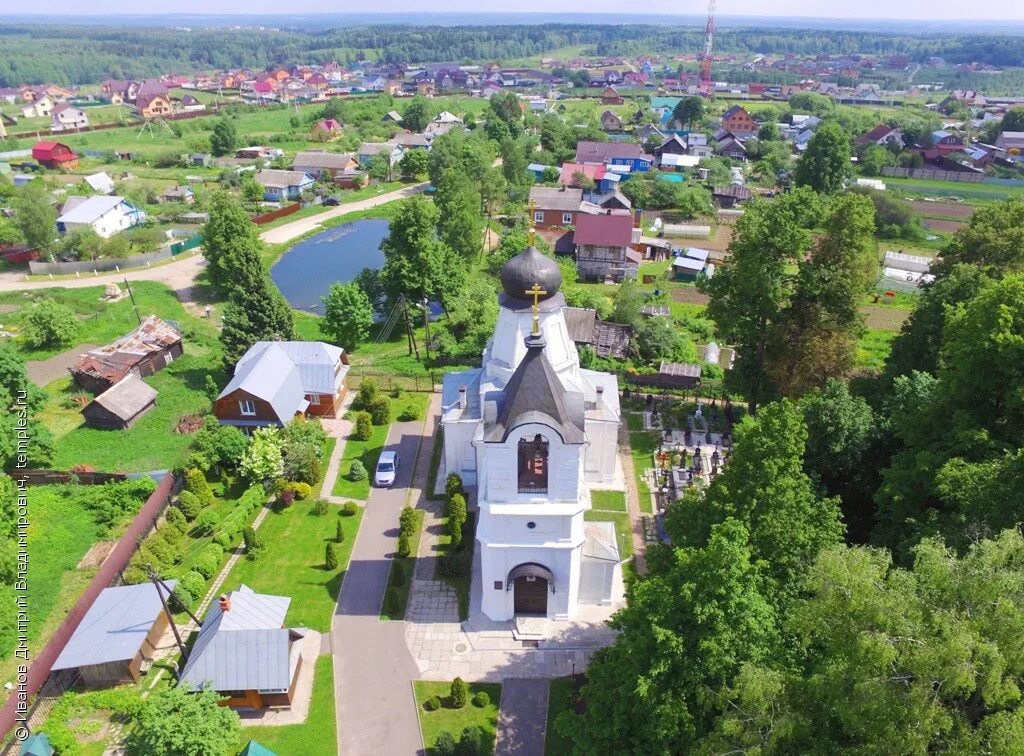 Village московская область. Деулино Сергиев Посад. Церковь Спаса Нерукотворного Деулино. Деревня Деулино Сергиев Посад. Храм в Деулино Сергиев Посад.