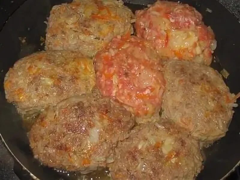Голубой голубиный голубец. Голубцы. Голубцы с мясом. Почему голубец. Голубцы на тарелке.