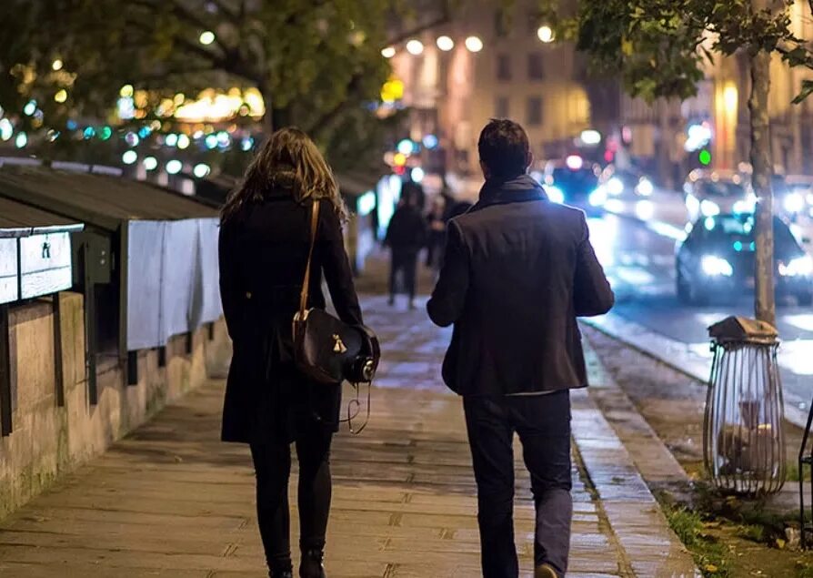 Прогулка ночью. Прогулки по городу. Прогулка по улице ночью. Пара гуляет ночью.